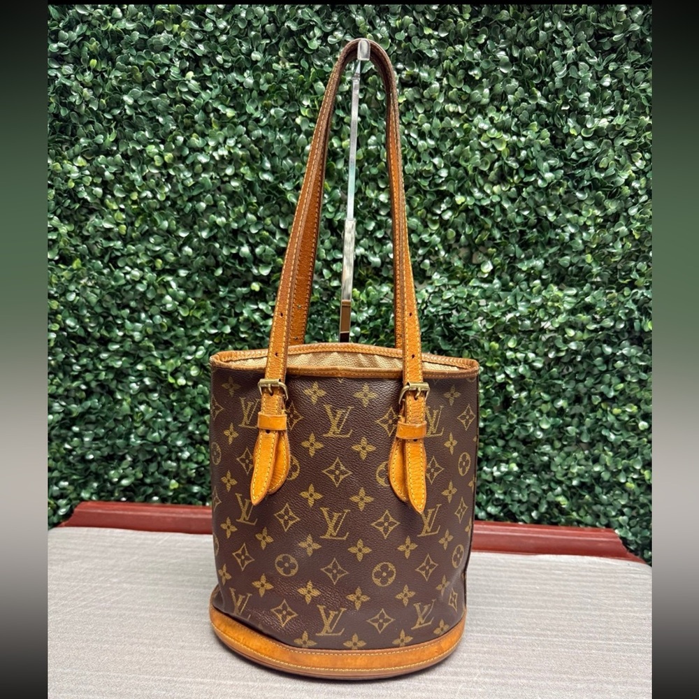 LOUIS VUITTON
Monogram Petit Bucket 23